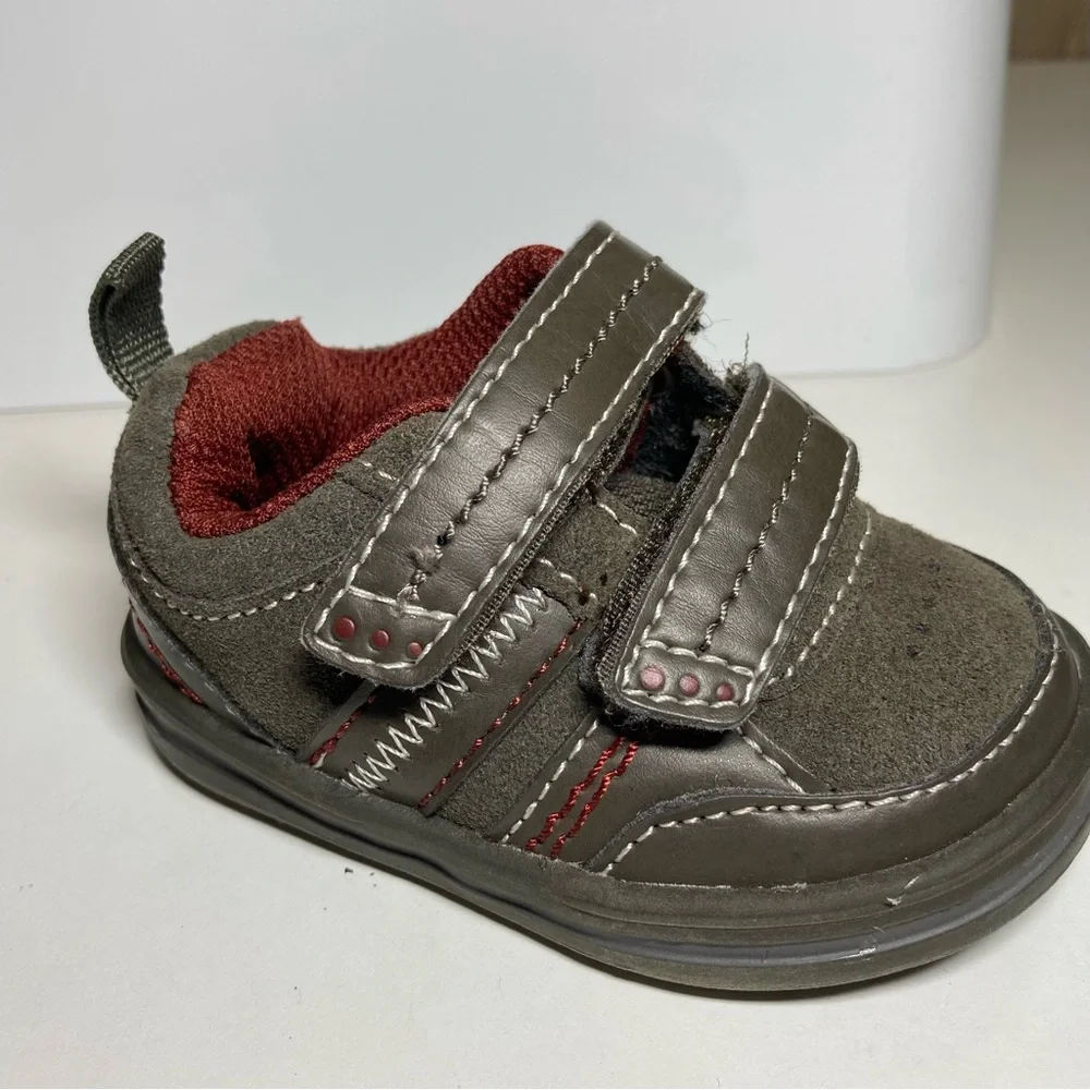 🌺 Genuine Kids OshKosh Infant Baby Size 2 Sneakers Two Strap